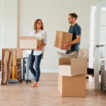 pareja desampaquetando cajas en una casa nueva