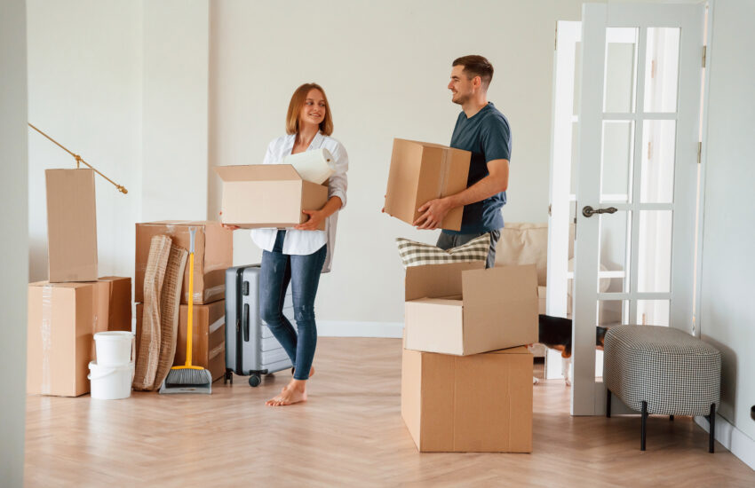 pareja desampaquetando cajas en una casa nueva