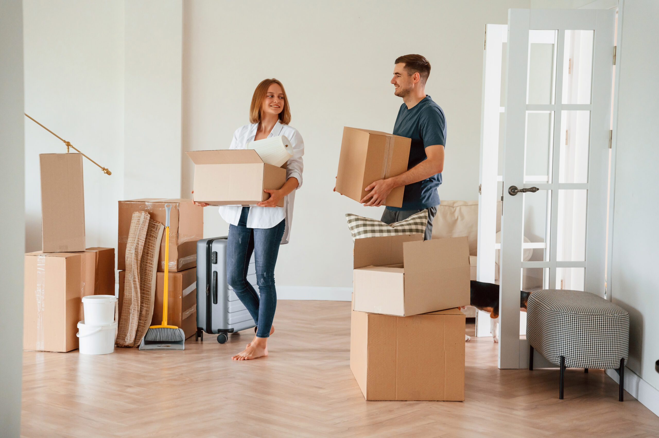 pareja desampaquetando cajas en una casa nueva