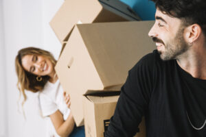pareja sosteniendo cajas de mudanzas